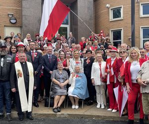 Biało-czerwone flagi, modlitwa, pieśni, zabytkowe auta i kiełbaski. Polonia z Nowego Jorku uczciła majowe rocznice