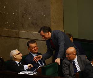 Mariusz Błaszczak obroniony! Opozycja przegrała głosowanie nad wotum nieufności wobec ministra MON