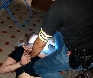 Rawa Mazowiecka. Pobicie 73-latka na targowisku miejskim. Policja zatrzymała 29-latka [ZDJĘCIA].