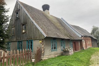 Dom z XVIII wieku ze współczesnym azbestem na dachu. To perełka architektury drewnianej, której grozi zniszczenie