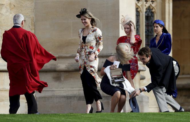 Goście walczą z wiatrem na ślubie księżniczki Eugenii