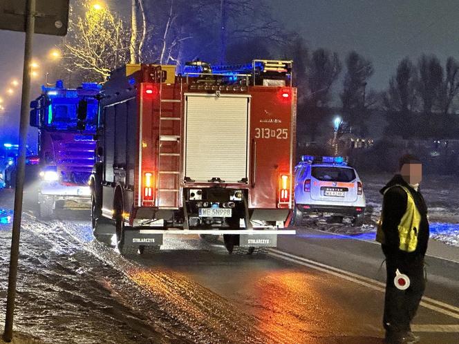 Warszawa. Czołowe zderzenie osobówek w Rembertowie. Jedna osoba trafiła do szpitala 