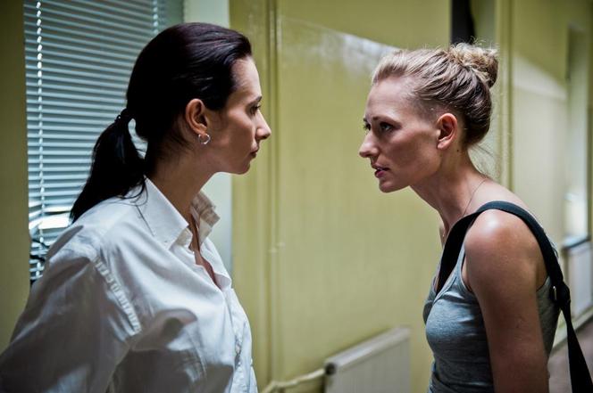 Wataha odc. 1. Iga Dobosz (Aleksandra Popławska), Natalia Tatarkiewicz (Magdalena Popławska)