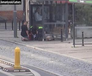 Kobieta leżała na chodniku w centrum Poznania. Pomogli jej strażnicy miejscy