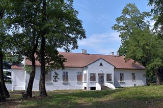 To jedna z najpiękniejszych wsi w Małopolsce. Kiedyś należała do profesora Uniwersytetu Jagiellońskiego