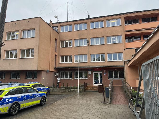 Darek zatrąbił przed komisariatem i pojechał dalej. Grozi mu do 5 lat więzienia