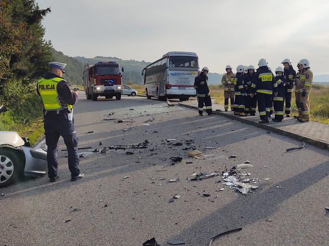 Wypadek w Tęgoborzy. Autokar zderzył się z osobówką. Dziecko trafiło do szpitala