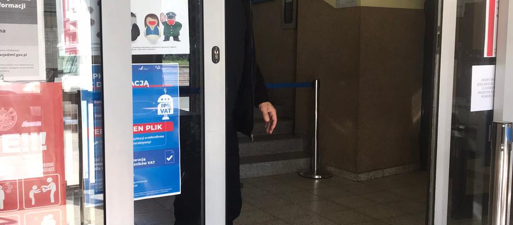 ABSURD w Sosnowcu! Ochroniarz bez maseczki każe innym zakrywać twarz. To BEZ SENSU!