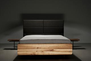Łóżko drewniane z zagłówkiem i stolikami nocnymi