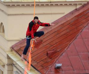   Urban Highline Festival 2023 w Lublinie. Slacklinerzy robią cuda na linach!