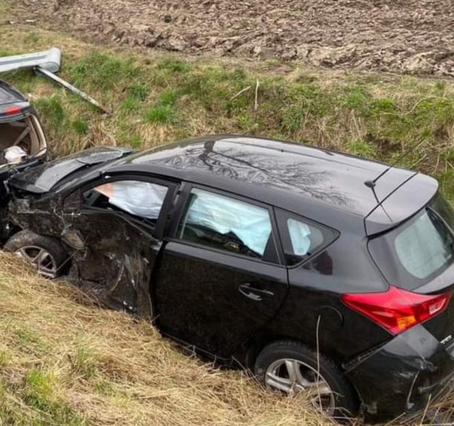 Totalna demolka pod Siedlcami. Osobówki staranowały bariery. Cztery osoby w szpitalu