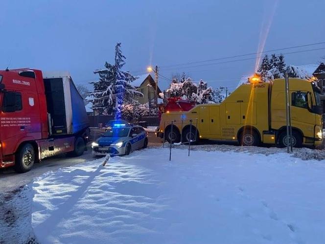 Ciężarówka wylądowała w rowie. Trudny poranek na krakowskich drogach