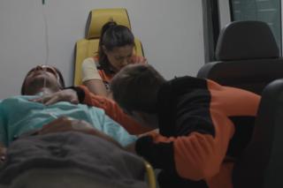 Na dobre i na złe odc. 856. Tadek (Marcin Urbanke), Michał (Mateusz Janicki), Olena (Tetiana Malkova)