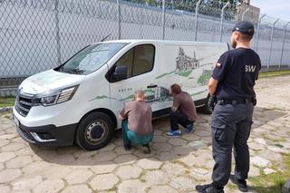 Więżniowie z Siedlec  ozdobili samochody