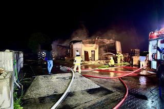 Groźny pożar w Rusinowicach. Paliła się hala z węglem