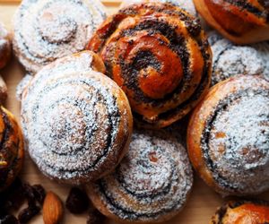 Klasyczne cynamonki podkręcam tym dodatkiem. Są puszyste i tak pyszne, że znikają do ostatniego okruszka 