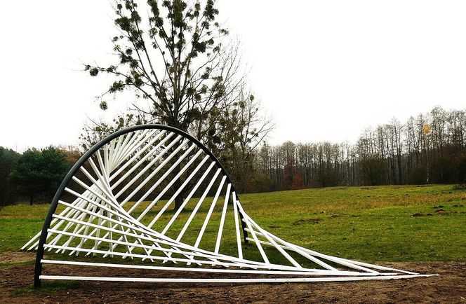 Ten park w Poznaniu trzeba odwiedzić. To prawdziwa galeria sztuki w plenerze!