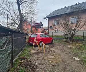 Auto stoi na środku drogi w Urzejowicach. Gmina i policja bezradni