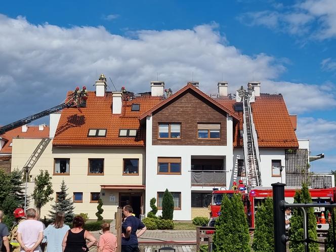 Pożar domu wielorodzinnego w Osielsku! Trudna akcja strażaków [ZDJĘCIA]