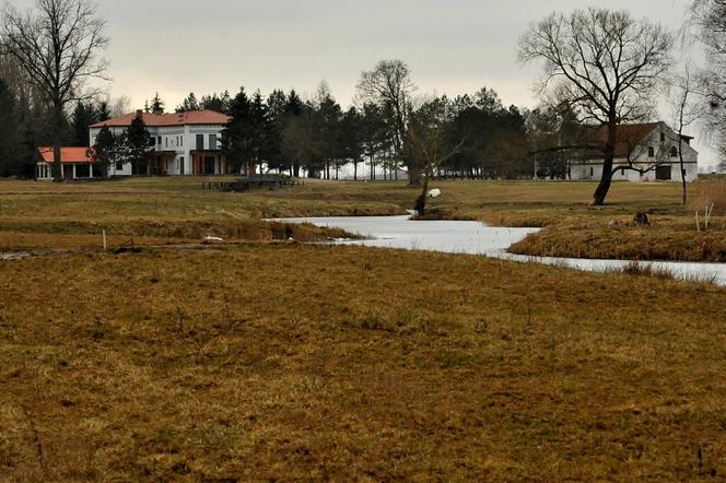 Pałac nad jeziorem czeka na Kaczyńską