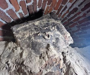 Pierwsze odkrycia w tajemniczej krypcie w Kazimierzu Biskupim