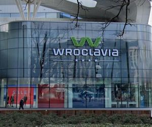 Strzały w galerii handlowej we Wrocławiu. Mężczyzna stracił oko 