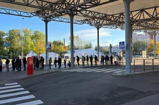 Kolejki do punktów obsługi pasażera w Warszawie