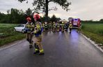 BMW wypadło z drogi i wjechało w grupę nastolatków! Dwóch z nich walczy o życie [ZDJĘCIA]