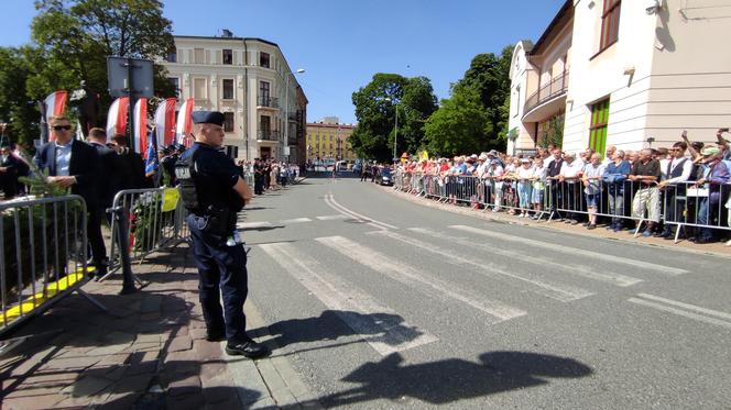 Dużo emocji podczas odsłonięcia pomnika ś.p. Lecha Kaczyńskiego przed Dworcem PKP w Tarnowie