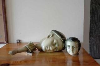 Uwięził księdza na plebani i porozbijał święte figury