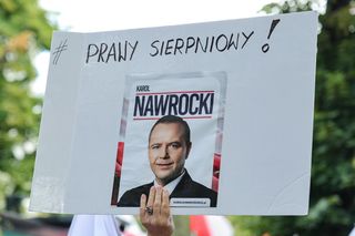 Banery na powitanie Nawrockiego 