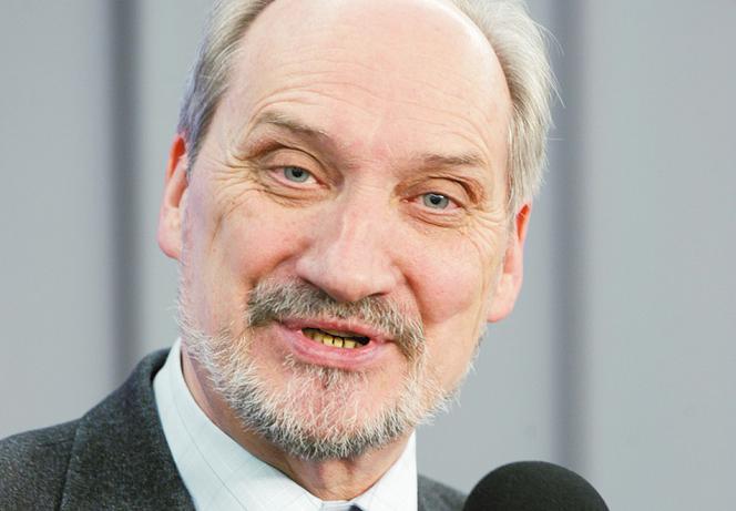 Macierewicz słyszy strzały