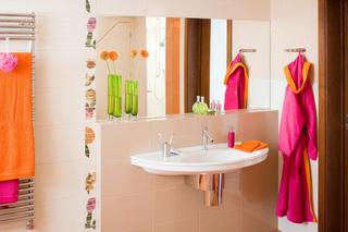 Pomarańczowa łazienka, a w niej płytki z roślinnym motywem