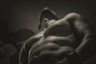 Pleszew: Nagusieńki mężczyzna biegał po ulicy, polewał się farbą. Wyszedłem z grobu