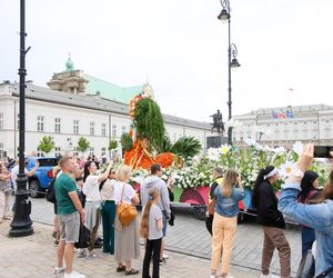 Parada Syrenki 2025 przeszła ulicami Warszawy. Na trasie 20 barwnych platform