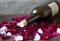 Wino różane jak z ogrodu babci – przepis na wino z płatków róży na drożdżach winiarskich