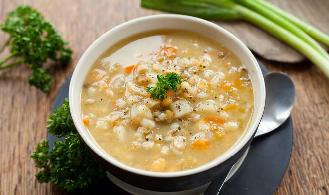Krupnik z fasolą: oszczędna i pożywna zupa warzywna