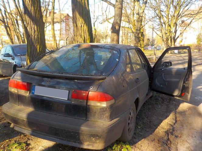 Wraki samochodów zalewają Warszawę