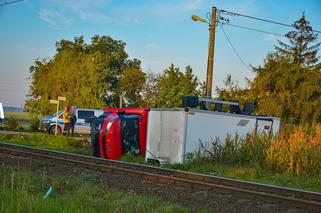 Samochód ZDERZYŁ SIĘ  z pociągiem! O krok od tragedii w Jarocinie [ZDJĘCIA, NOWE FAKTY] 