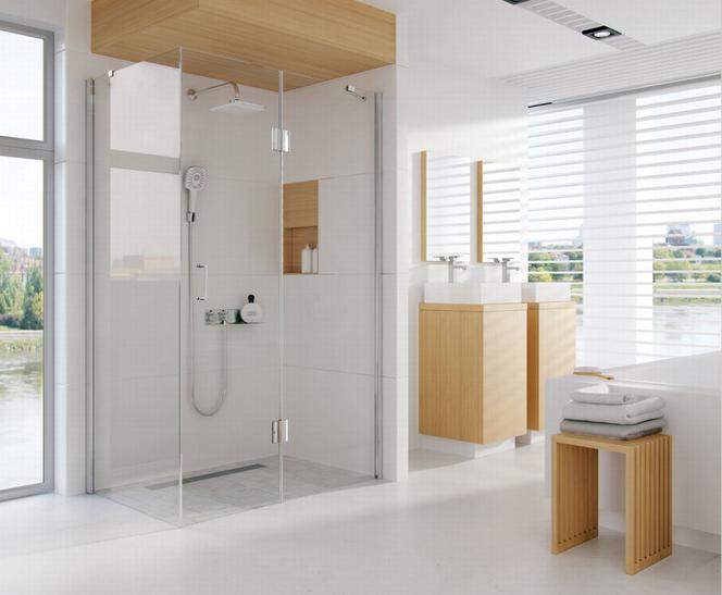 Biała łazienka z elementem drewna