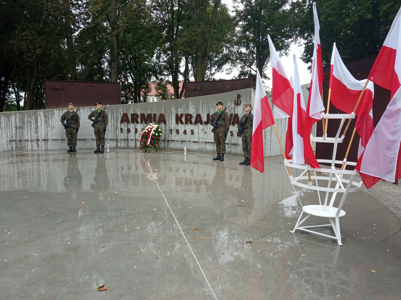 Ten pomnik ma być drogowskazem pamięci. Dzisiaj (25.09) przekazano mieszkańcom Leszna Pomnik Żołnierzy Armii Krajowej [WIDEO/ZDJĘCIA]