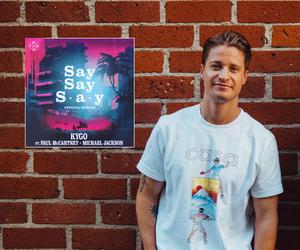 Kygo serwuje tropikalną wersję hitu Jacksona. Say Say Say zachęca do tańca!