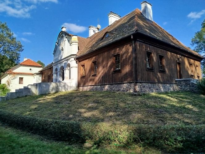 Samorząd Województwa Mazowieckiego kupił zabytkowy dwór w Paplinie wraz z otaczającym go terenem