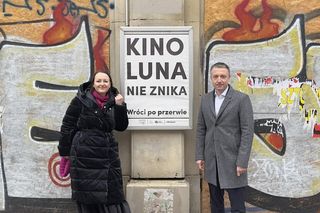 Przewodniczący Sejmiku Województwa Mazowieckiego Ludwik Rakowski i dyrektorka Mazowieckiego Instytutu Kultury Magdalena Ulejczyk przed kinem Luna