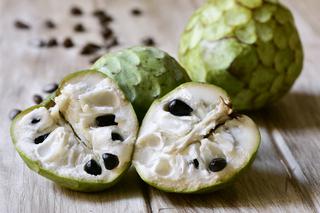 Czerymoja, cherimoya: owoc flaszowca peruwiańskiego. Jak smakuje? Jak jeść? Jak kupować?