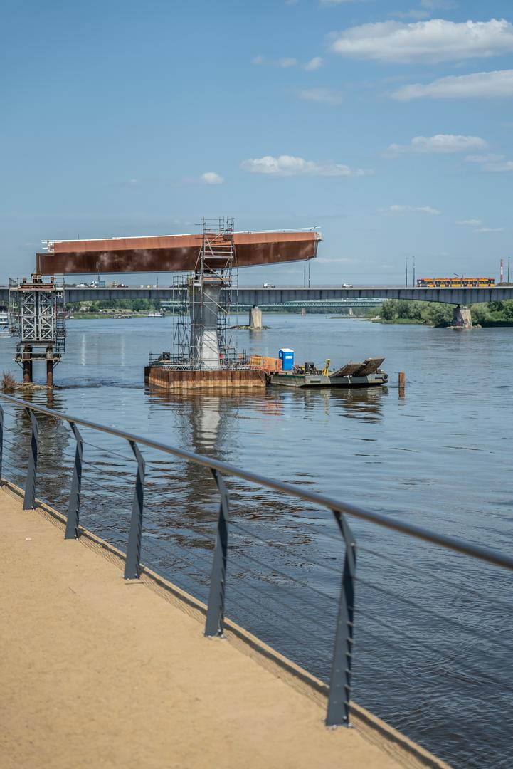 Kładka przez Wisłę w Warszawie: montaż ustroju nośnego