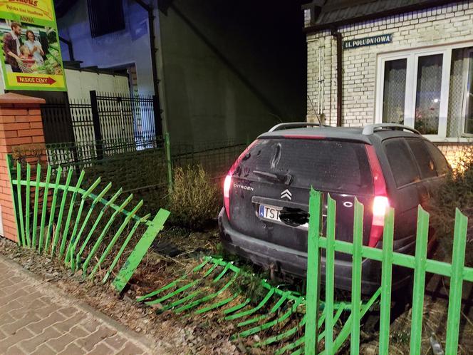 Huk i pęknięta ściana! Citroen wjechał w dom na Południowej w Starachowicach