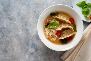 Prosta i aromatyczna zupa z pierożkami. Gotowa w niecałe 15 minut