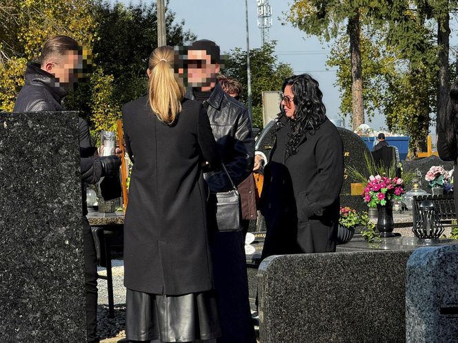 Zapłakana Edzia z nad grobem Dżejka. Kaźmierska nie weszła jej w drogę