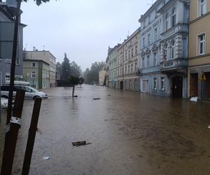 Zagrożenie powodziowe. Głuchołazy. Woda przelała się przez wały. Zalewa miasto